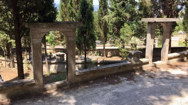 Sinop'ta şehir mezarlığındaki demir kapılar çalındı