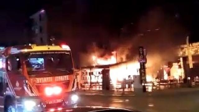 Sultanbeyli'de mutfak tüpü patladı: İş yeri ve 3 araçta hasar oluştu