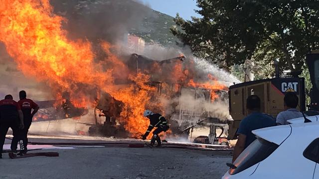 Isparta'da iş makinesi doğal gaz borusunu patlattı, çıkan yangında 3 işçi yaralandı