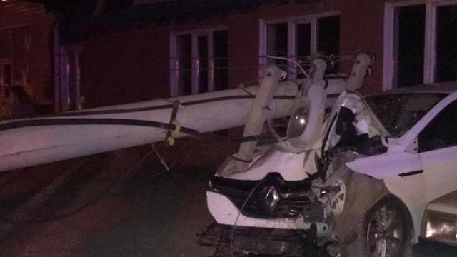 Aksaray'da otomobil direğe çarptı, 1 kişi öldü, 1 kişi yaralandı