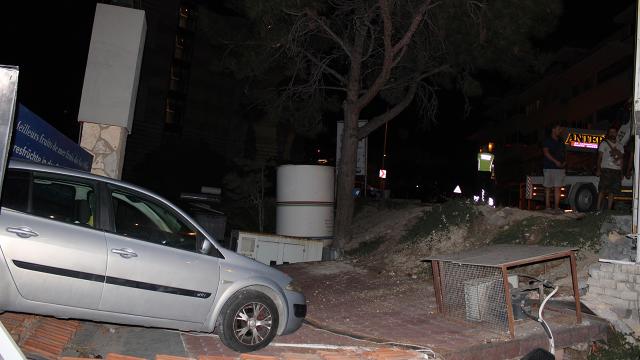 Aydın'da el freni çekilmeyen otomobil restoranın çatısına uçtu