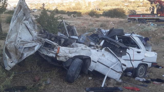 Aydın'da otomobil şarampole yuvarlandı: 2 ölü