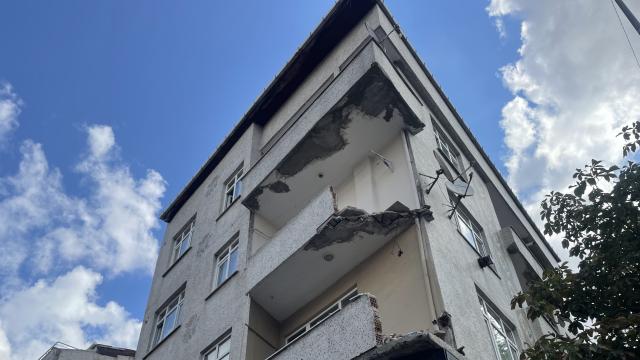 İstanbul'da tadilat sırasında balkonun çökmesi sonucu bir işçi öldü