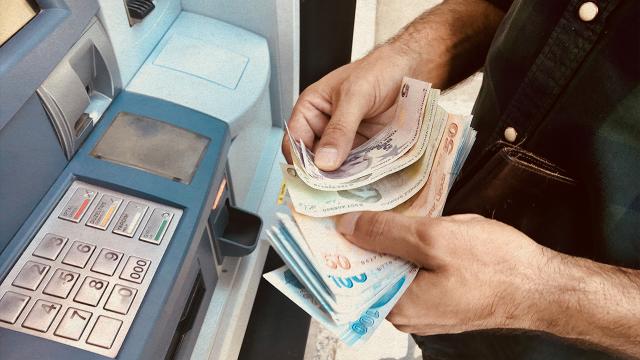 Zonguldak'ta ATM'ye fazla yüklenen para sokağa saçıldı