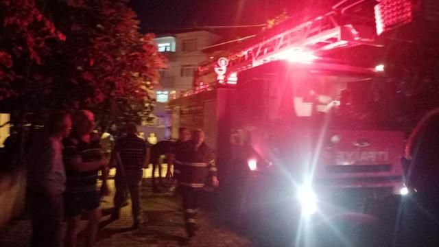 Osmaneli'nde apartmanda çıkan yangın söndürüldü