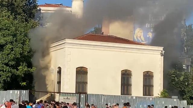 Camcılar Camii'nde çıkan yangın söndürüldü