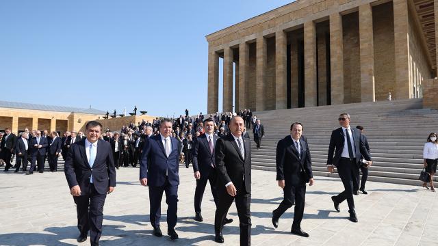Bakan Çavuşoğlu, büyükelçilerle birlikte Anıtkabir'i ziyaret etti
