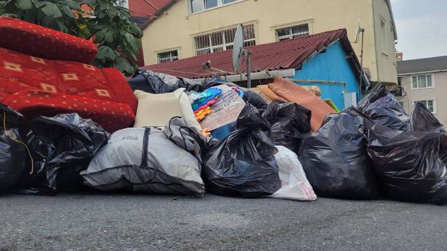 Sarıyer'de bir evden 3 kamyon çöp çıkarıldı