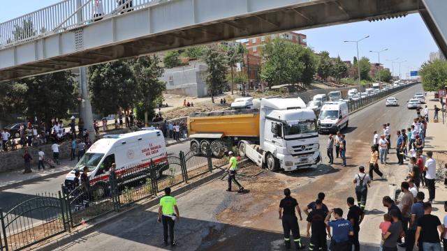 Diyarbakır’da üst geçidi kullanmayan yayalar, kazaya neden oldu: 5 yaralı