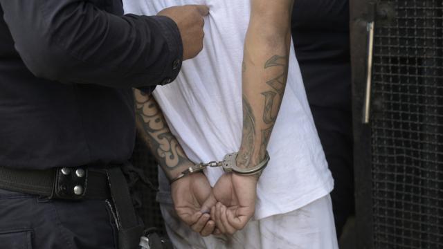El Salvador'da gözaltına alınan çete üyelerinin sayısı 50 bini buldu