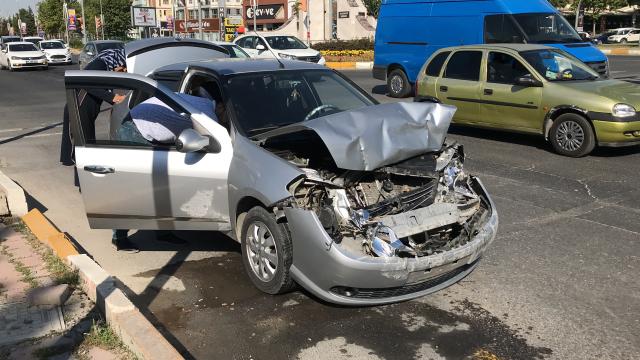 Elazığ'da 2 otomobil çarpıştı: 5 yaralı