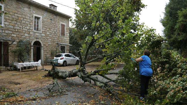Fransa'nın Korsika Adası'nda fırtına etkili oldu