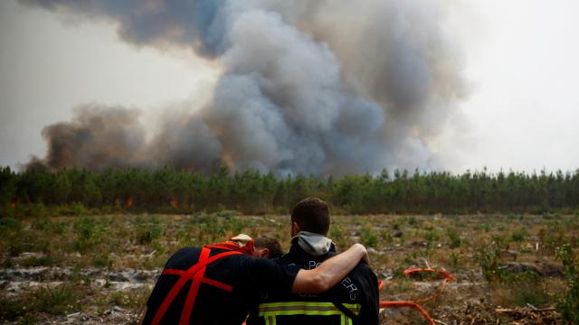 Yüzlerce itfaiyeci, yangınlarla boğuşan Fransa'ya desteğe geldi