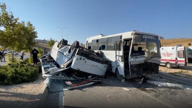 Gaziantep'te 2 işçi servisi çarpıştı: 19 yaralı