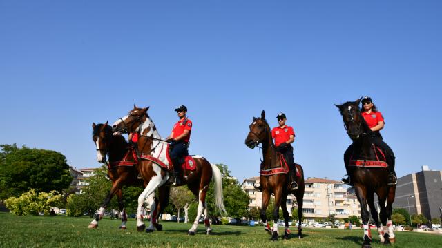 Gaziantep'te atlı polis birlikleri parklarda güvenlik denetimine katıldı