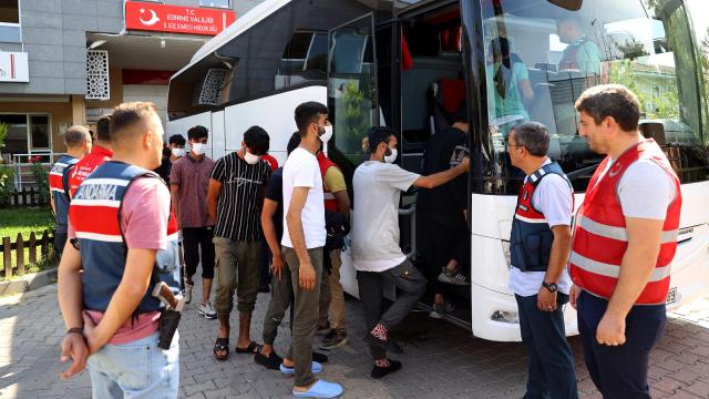 Sınır dışı edilecek 110 Afganistan uyruklu, Edirne'den İstanbul'a gönderildi