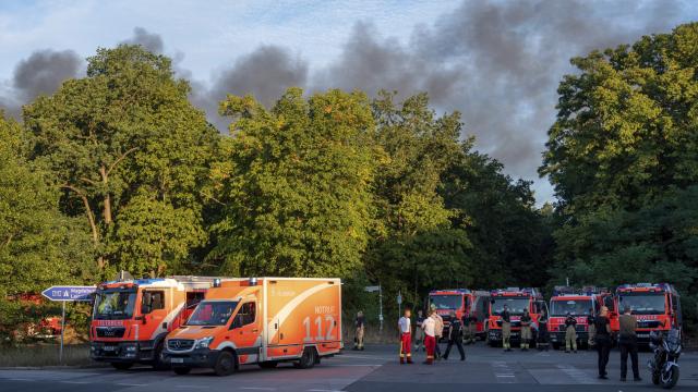 Berlin’deki ormanda patlama sonrası yangın çıktı