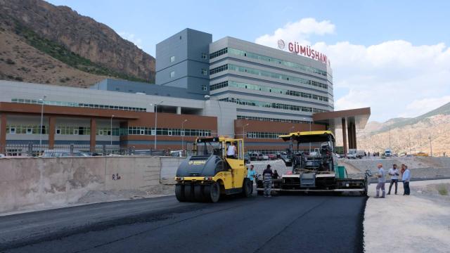 Gümüşhane Devlet Hastanesi'nde asfaltlama çalışması