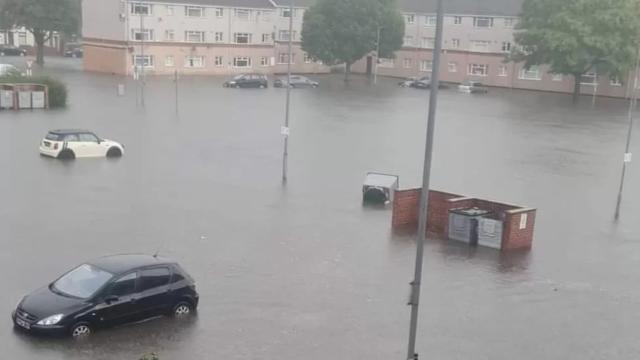 Aşırı sıcakların etkili olduğu İngiltere'de şiddetli yağış görüldü