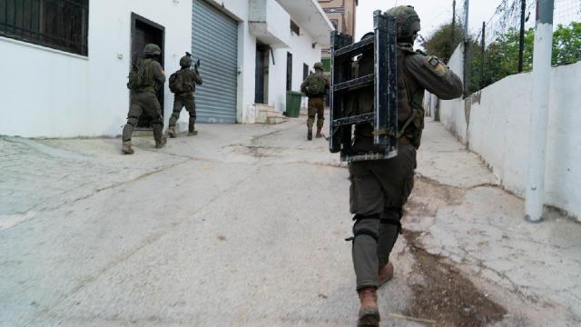 İsrail ordusu Batı Şeria'da 12 Filistinliyi gözaltına aldı
