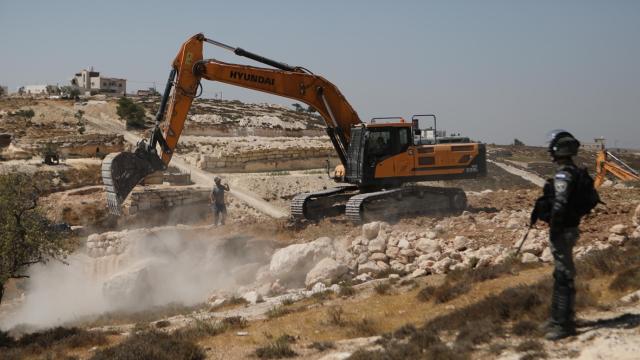 İsrail güçleri, Batı Şeria'da Filistinlilere ait yapıları yıktı