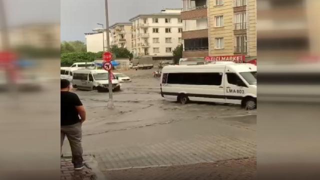 İstanbul'da sağanak etkili: Caddeler su altında kaldı