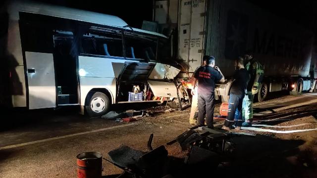İzmir'de servis minibüsüyle tır çarpıştı: 2 ölü