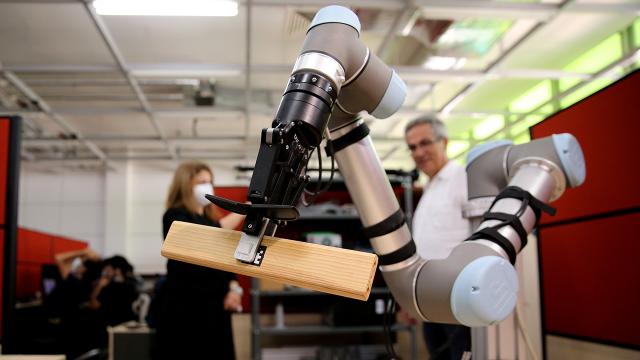 Yapay zekalı 'kalfa robotlar' fabrika işçilerine yardımcı olacak