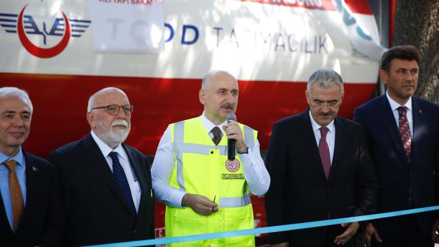 Bakan Karaismailoğlu: Milli elektrikli lokomotifin imalatı başladı