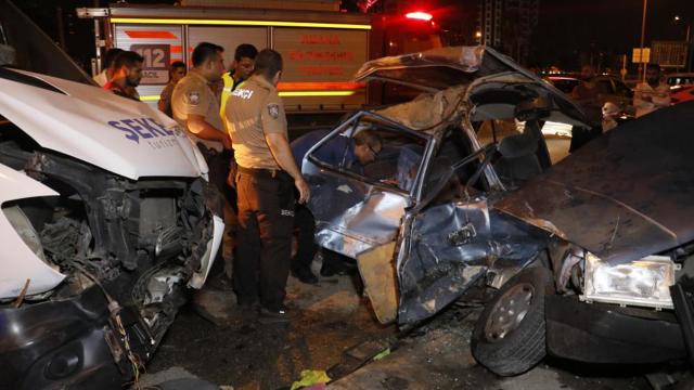 Adana’da otomobil ile servis aracı çarpıştı: 1'i bebek 4 yaralı