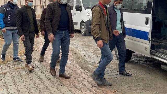 Kilis'te yurda yasa dışı yollarla giren 22 yabancı uyruklu yakalandı