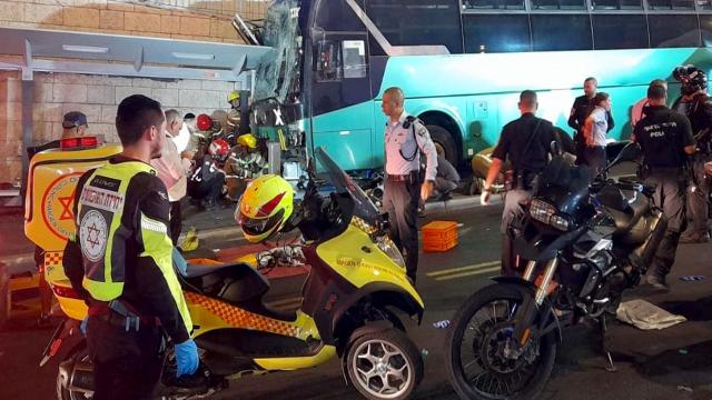 Kudüs'te kontrolü kaybeden otobüs durağa daldı: 3 ölü
