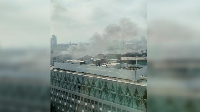 Londra'da metro yakınında yangın: İstasyon kullanıma kapatıldı