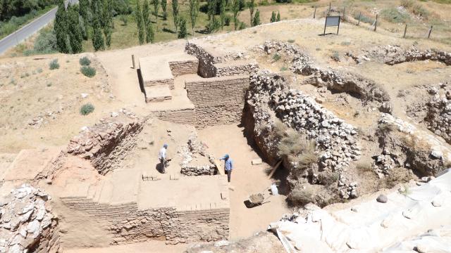 Niğde'de höyükteki kazıda Pers dönemine ait alçı surlar bulundu