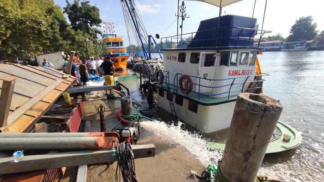 Sakarya'da su alan balıkçı teknesi batmaktan kurtarıldı