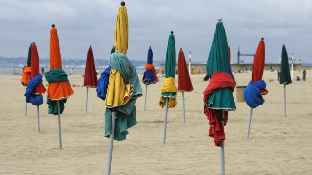 Plaj şemsiyesi göğsüne saplanan kadın hayatını kaybetti
