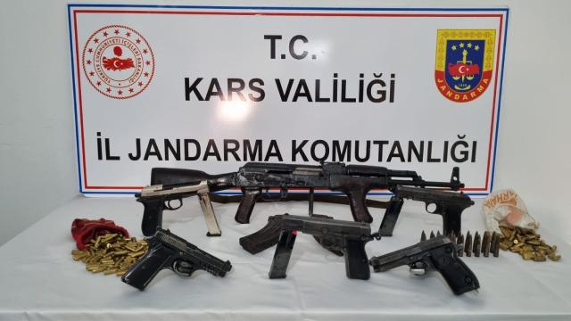 Kars'ta silah kaçakçılığı yaptıkları iddiasıyla 5 kişi gözaltına alındı
