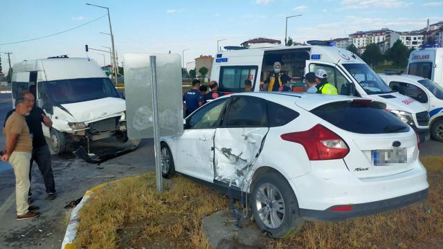 Sivas'ta işçi servisi ile otomobil çarpıştı: 7 yaralı
