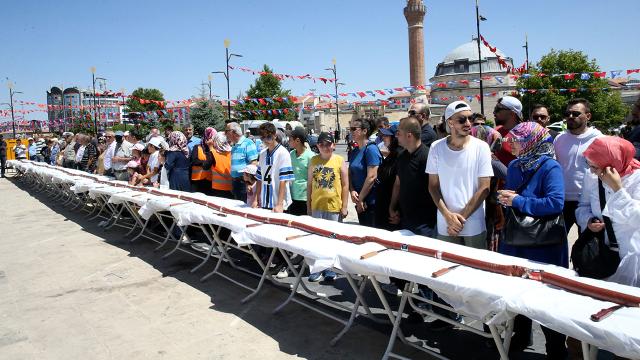 Sivas'ta "Gardaşlık Festivali"nde 58 metrelik sucuk yapıldı