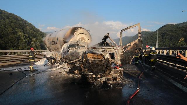 Anadolu Otoyolu'nda kaza: Araçlar alev aldı