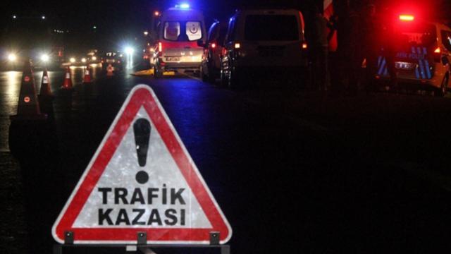 Adana’da otomobil şarampole devrildi: 2 yaralı