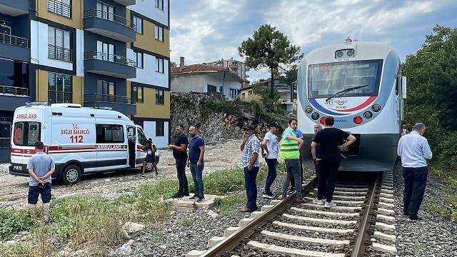 Zonguldak'ta tren çarpan kişi yaralandı