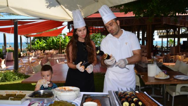 Turistler tatilde Türk yemekleri yapmayı öğreniyor