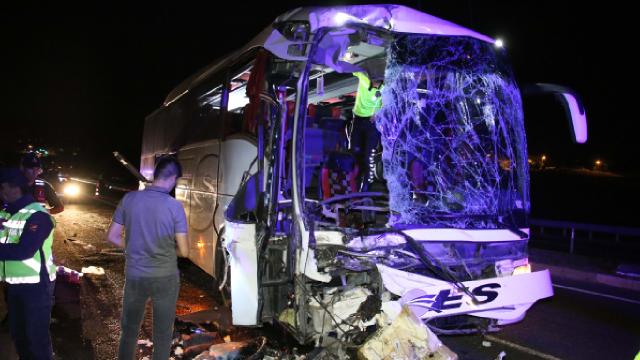Uşak'ta yolcu otobüsü tıra çarptı: 1 ölü, 43 yaralı