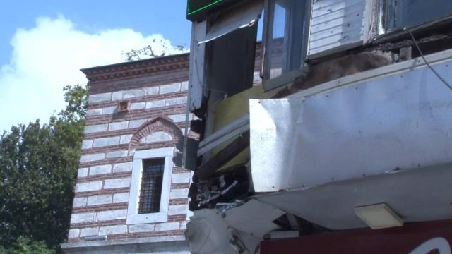 Beton pompası 150 yıllık tarihi eve çarptı