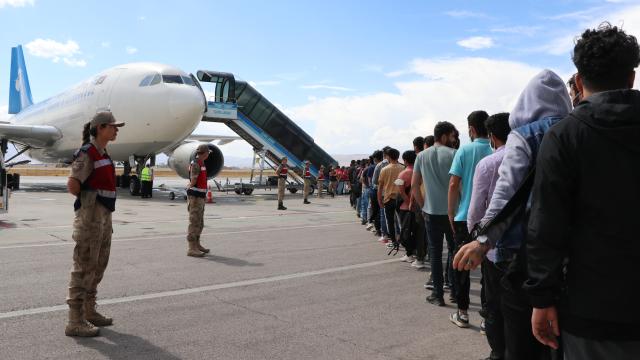 Afganistan uyruklu 227 düzensiz göçmen ülkelerine gönderildi