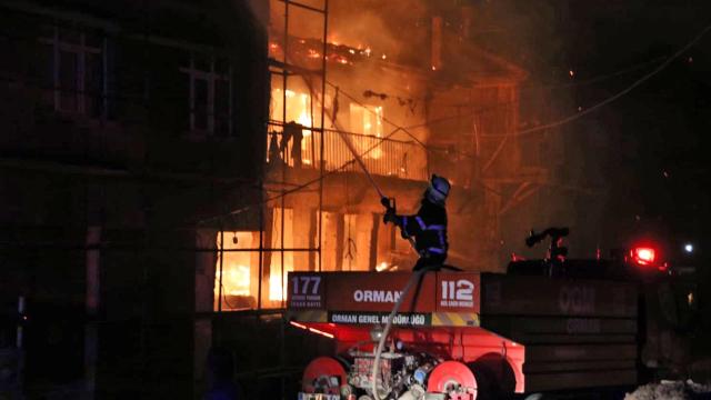 Afyonkarahisar'da yangın: 3 ev ve 1 ahır zarar gördü