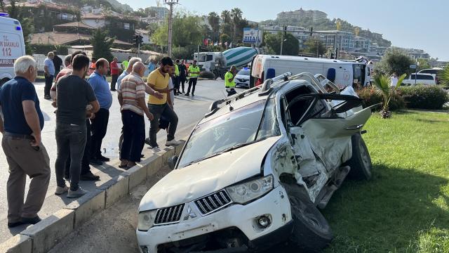 Alanya'da ambulansla kamyonetin çarpıştığı kazada 8 kişi yaralandı