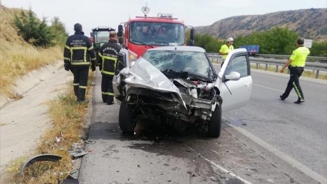 Amasya'da traktör ile otomobilin çarpıştığı kazada 3 kişi yaralandı