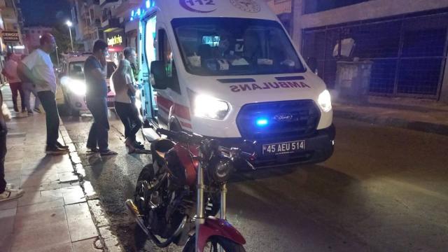 Manisa'da motosikletin çarptığı yaya yaralandı